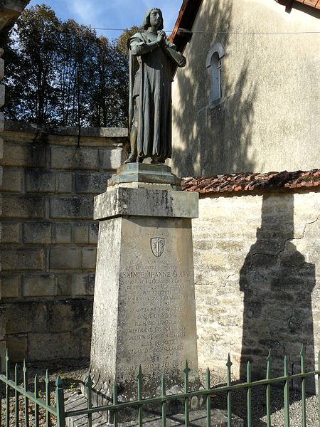 [JPG] 450px-PothiÃ¨res_statue_de_Jeanne_d'Arc[1]